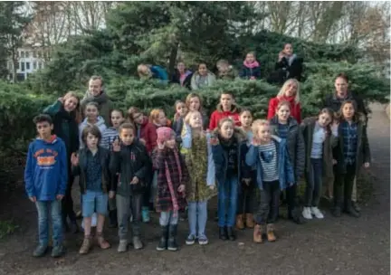  ?? FOTO PATRICK DE ROO ?? Het schoolkoor van De Vlinderboo­m vertolkt zijn winnend kerstlied nog eens in het Te Boelaarpar­k. Zelfs vanuit de takken van een boom klinkt het nog prachtig.