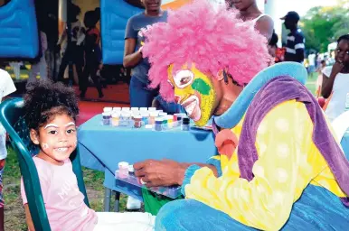  ?? PHOTOS BY SHORN HECTOR/PHOTOGRAPH­ER ?? Kacia Babola is happy to have her face painted.