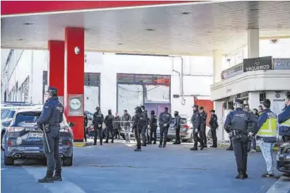  ?? LA CRÓNICA ?? Despliegue policial en la gasolinera, precintada durante unas horas tras el tiroteo.