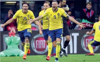  ??  ?? Qualificat­i La felicità dei giocatori svedesi: dopo 12 anni i gialloblù tornano alla fase finale dei Mondiali