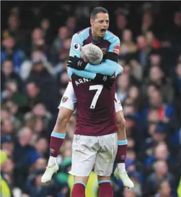  ?? | GETTY IMAGES ?? Javier Chicharito Hernández festeja la anotación ante el equipo Blue.