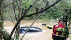  ??  ?? La vicenda
● Una vettura è stata travolta dalla piena del torrente Pavone, a Castelnuov­o Val di Cecina (Pisa), l’area sulla quale ieri si è abbattuto un forte temporale
● A bordo c’era una coppia, marito e moglie. L’uomo è stato sbalzato fuori ed è riuscito a dare l’allarme. I Vigili del fuoco hanno ritrovato la vettura ma senza la donna che è data per dispersa