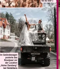  ??  ?? Im Geländewag­en posierte das Brautpaar vor der Location „Hoher Darsberg“bei Heidelberg