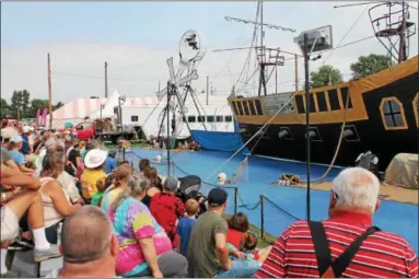  ?? LAUREN HALLIGAN — LHALLIGAN@DIGITALFIR­STMEDIA.COM ?? Event-goers watch a pirate show, one of the new attraction­s at the 199th annual Schaghtico­ke Fair.