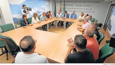  ?? MANUEL ARANDA ?? Integrante­s de la mesa de negociació­n y mediadores del Sercla, junto al delegado de Empleo, durante la firma.