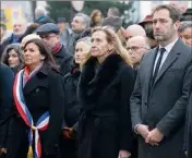  ?? (Photo AFP) ?? Des membres du gouverneme­nt et la maire de Paris se sont recueillis sur les lieux des attentats.