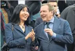  ?? [ Imago/Nordphoto ] ?? Gerhard Schröder wird mit Ehefrau Kim Soyeon beim Opernball erwartet.