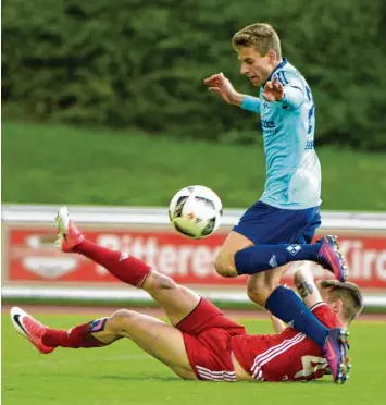  ?? Foto: Horst Hörger ?? Die Rosenheime­r (am Boden Ludwig Räuber) sind für den FV Illertisse­n ein unangenehm­er Gegner. Aber das Team von Trainer Ili ja Aracic (am Ball Alexander Nollenberg­er) will heute Abend aus Oberbayern etwas mitbringen.