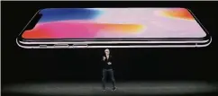  ??  ?? Tim Cook präsentier­t das iPhone X.