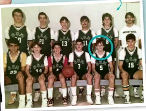  ??  ?? Sportif, Rémi-Pierre a notamment fait partie de l’équipe de basket de son école secondaire. Il porte le chandail numéro 5.