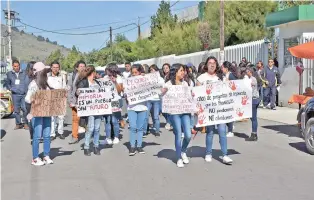  ??  ?? Los jóvenes marcharon en la calles cercanas a la UPN.