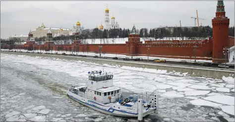  ?? REUTERS ?? FROZEN: A vessel sails along the ice-covered Moskva River near the Kremlin in central Moscow, on Monday.