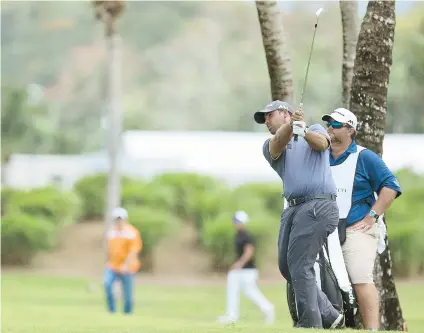  ??  ?? El puertorriq­ueño Rafa Campos completa un golpe como parte de su jornada de ayer en el Champions Course del Coco Beach Golf &amp; Country Club en Río Grande.