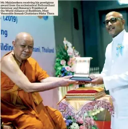  ??  ?? Mr. Malalaseke­ra receiving his prestigiou­s award from the ecclesiast­ical Pathumthan­i Governor and Honorary President of the World Alliance of Buddhists, Most Venerable Somsak Chatintaro Maha Thera