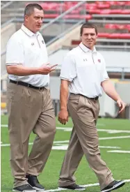  ?? / FOR THE JOURNAL SENTINEL ?? Wisconsin coach Paul Chryst promoted Jim Leonhard, right, from secondary coach to defensive coordinato­r on Thursday.