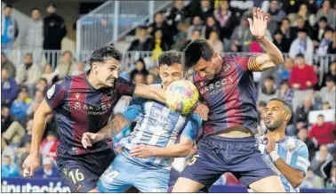  ?? ?? Muñoz, Rubén Castro, Postigo y Burgos disputan un balón.