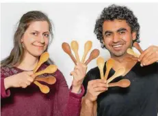  ?? FOTO: SWEN PFÖRTNER/DPA ?? Juliane Schöning und Hemant Chawla stellen in ihrem Göttinger Start-Up-Unternehme­n Kulero essbares Besteck aus Brotteig her.