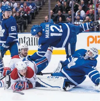  ??  ?? Jonathan Drouin (92) et Brendan Gallagher (11), du Canadien de Montréal, ont tenté de nuire à la concentrat­ion du gardien Curtis McElhinney, des Maple Leafs de Toronto, samedi. - La Presse canadienne: Chris Young