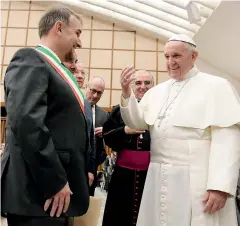  ??  ?? L’udienza.
Papa Francesco ieri con un altro sindaco, Fulvio Ropelato, primo cittadino del Comune trentino di Scurelle che ha donato l’albero di Natale allestito in piazza San Pietro in vista delle festività. Con un “countdown” scandito dalle migliaia...