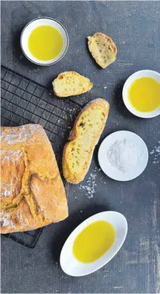  ?? FOTO: CETTINA VICENZINO/DPA ?? Beim Verkosten des Olivenöls mit Brot und Salz entwickeln sich in Mundhöhle, Rachen und Hals Schärfe und Bitternote­n von dezent und flüchtig bis kräftig und lang anhaltend.