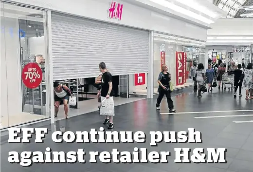  ?? / ISAAC MAHLANGU ?? Shoppers were ordered to vacate retail shops following the EFF invasion of several H&M stores, an action prompted by a racially charged advert.