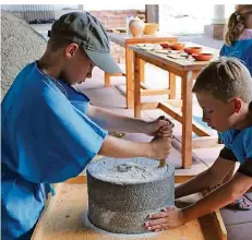  ?? FOTO: STADT HOMBURG/KRUTHOFF ?? Im Römermuseu­m in Schwarzena­cker können Kinder in die Welt der Römer eintauchen.