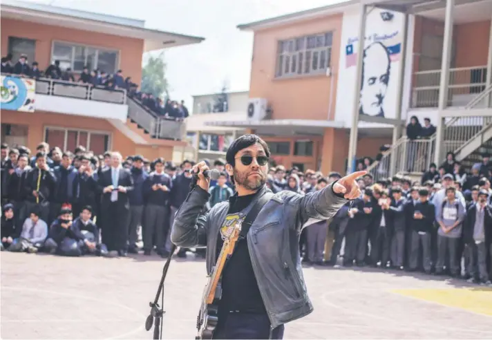  ??  ?? ► El cantante ayer en el patio del mismo liceo donde conoció a Miguel Tapia y Jorge González en 1979. Fue aplaudido por los alumnos.