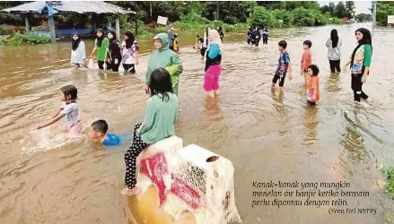  ?? (Foto fail NSTP) ?? Kanak-kanak yang mungkin menelan air banjir ketika bermain perlu dipantau dengan teliti.