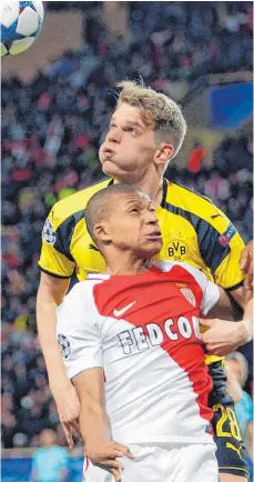  ?? FOTO: DPA ?? Klein, aber oho: Monacos Kylian Mbappe (unten) war von Dortmunds Matthias Ginter kaum zu halten.
