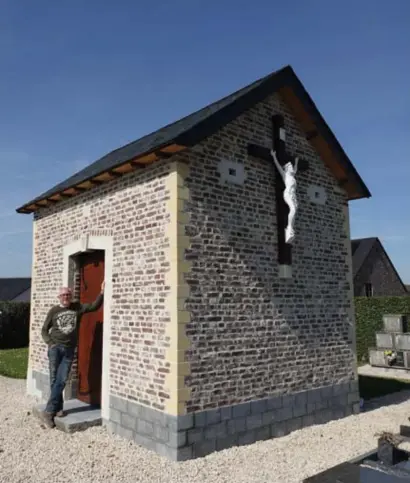  ?? FOTO LEN ?? Meer dan een jaar lang werkte Nestor samen met zijn collega’s aan de restaurati­e van het dodenhuisj­e op het kerkhof in Kozen. “We recupereer­den daarvoor zo veel mogelijk materialen.”