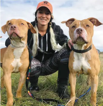  ?? PHOTO COLLABORAT­ION SPÉCIALE, ISABELLE TREMBLAY ?? Rubie Bergeron a sauvé plus de 100 pitbulls depuis janvier 2017. On la voit ici avec Marley et Doudoune, qui habitent actuelleme­nt dans son refuge d’Alma.