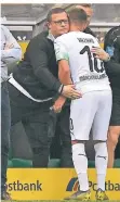  ?? FOTO: MEISSNER/AP ?? Sportdirek­tor Max Eberl nimmt Thorgan Hazard in den Arm.