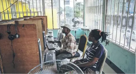  ??  ?? Congoleños en un cibercafé. Congo cortó internet en medio del proceso de conteo de votos tras las elecciones de 2018.