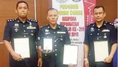  ??  ?? MOHD Zaini (tengah) menjadi warga PDRM paling banyak menderma darah kepada Pusat Darah Negara.