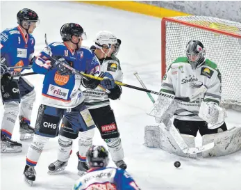  ?? FOTO: FELIX KÄSTLE ?? Bietigheim­s Goalie Frantisek Gistr hielt, was zu halten war, doch der EV Ravensburg (li. Marco Gutekunst, Mi. Ronny Gehlert) siegte in der Regionalli­ga mit 6:2. In der vierten Liga ist der EVR damit klar auf Play-off-Kurs.