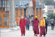  ?? DEEPAK SANSTA/HT ?? Tibetan monks walk on The Ridge in Shimla on Sunday.