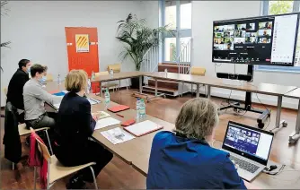  ??  ?? Hermeline Malherbe en visioconfé­rence avec les maires concernés.