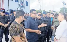  ??  ?? La alcaldesa Mara Lezama dijo que la autoridad estatal se compromete a depurar, capacitar, equipar, operar y conducir los cuerpos policiacos.