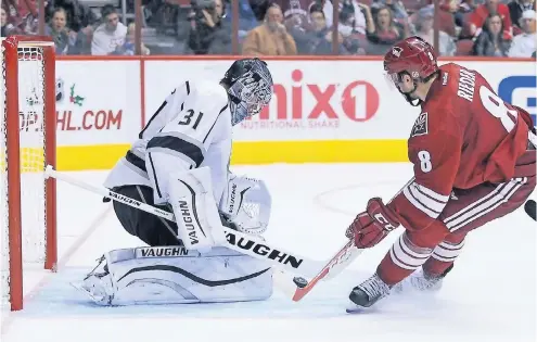  ?? FOTO: IMAGO ?? Torjäger Tobias Rieder von Arizona Coyotes vor dem Torhüter Martin Jones von Los Angeles Kings.