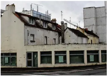  ??  ?? Les anciens bâtiments situés îlot Briand sont désormais vides. Le permis de construire pour le nouveau programme immobilier est en cours d’instructio­n. ©Tequi Architecte­s