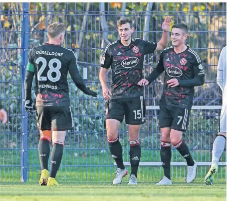  ?? FOTO: THOMAS STARKE ?? Die Fortunen bejubeln den Treffer von Tim Oberdorf (Zweiter von links) zum 1:0-Sieg in Bielefeld.