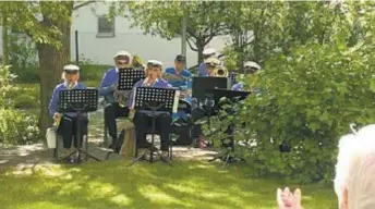  ??  ?? Sköna toner och många kända melodier i den lummiga trädgården när Brännkyrka Brunnsorke­ster ger konsert på Årstabergs­hemmet.
