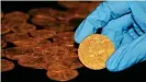  ??  ?? Estas preciosas monedas de oro y plata del período de los Tudor fueron descubiert­as entre la maleza.