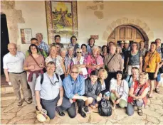  ?? FOTO: KARL-HEINZ RADZUWEIT ?? Die Wallfahrer-Gruppe mit Pfarrer Johannes Amann und Reiseleite­r Rüdiger Seyler (beide vorne links im Bild) auf dem Poggio Bustone, einer der Wirkungsst­ätten des Heiligen Franziskus.