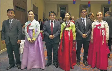  ??  ?? Durante la celebració­n. Lee In-ho, embajador de Corea; Kim Hyun, Kim Daehwan, Jung Minjoo, Yi Jong y Kimi Jihee.