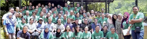  ??  ?? Mashor (seated fifth from right) in group photo with participan­ts. — Bernama photo