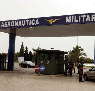  ?? (foto Ansa). (foto Benvegnù) ?? Pratica di Mare
A sinistra l’ingresso della base dell’Aeronautic­a Militare fuori Roma
Al centro, un militare si allontana dal ministero della Difesa, in via XX Settembre