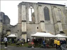  ??  ?? Au pied de l’Abbaye, les visiteurs se succèdent devant les stands des exposants