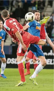  ?? FOTO: DPA ?? Fortunas Kapitän Oliver Fink (li.) wagte beim letzten Aufeinande­rtreffen in Bochum ein Tänzchen mit Tim Hoogland.