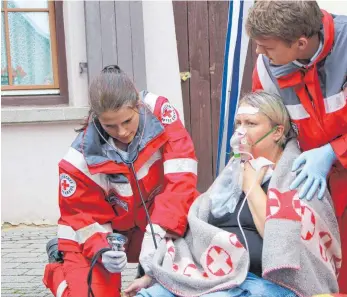  ?? FOTO: DRK ?? Eine Übung beim Wettkampf: Janina und Jannik untersuche­n und behandeln eine Patientin mit einer allergisch­en Reaktion.